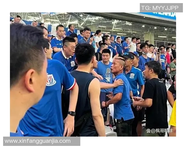 足球明星遭球迷围堵现场视频引发热议粉丝狂热追捧背后的故事