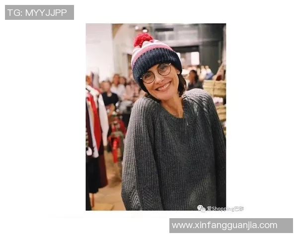 看台上的足球明星女友如何在聚光灯下展现自我魅力与风采